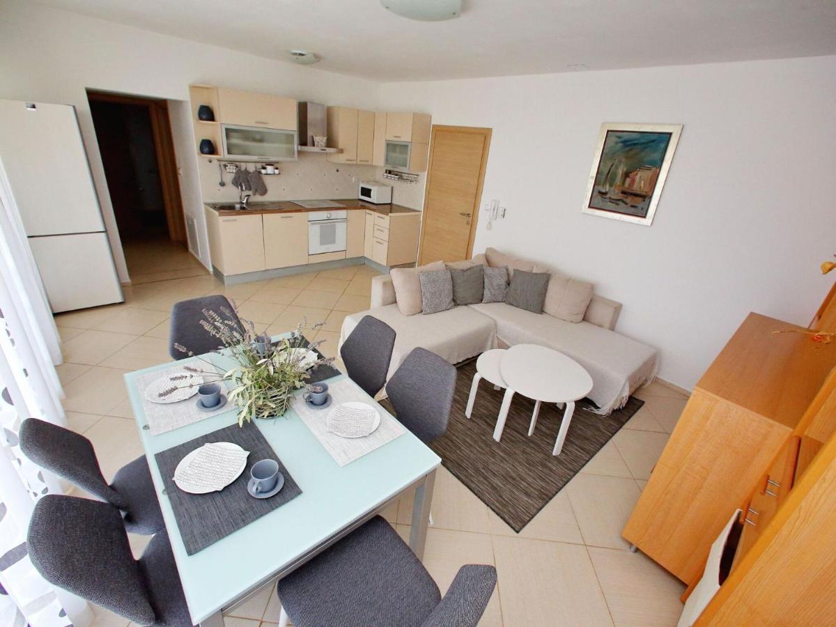 Sun-Kissed Apartment In Bibinje With Garden Quarto foto