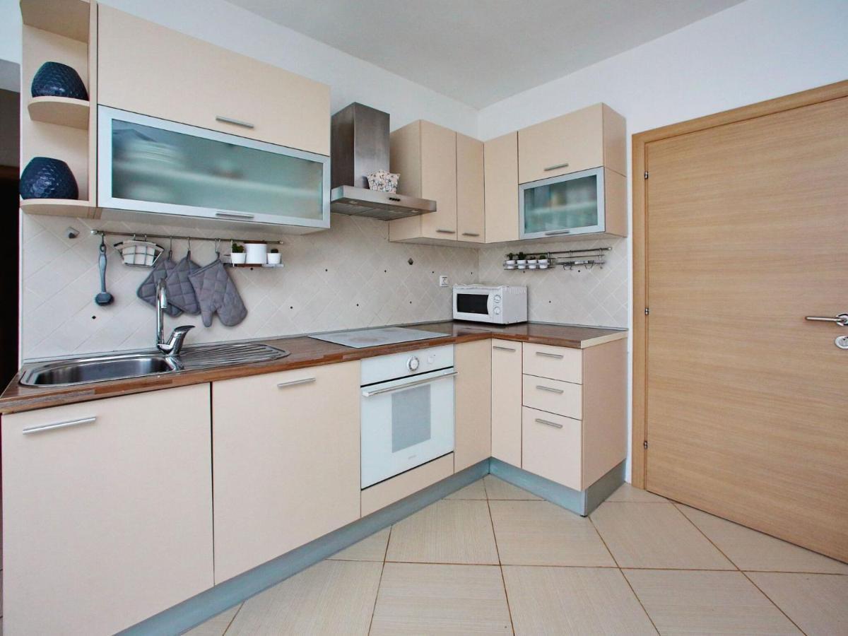 Sun-Kissed Apartment In Bibinje With Garden Quarto foto
