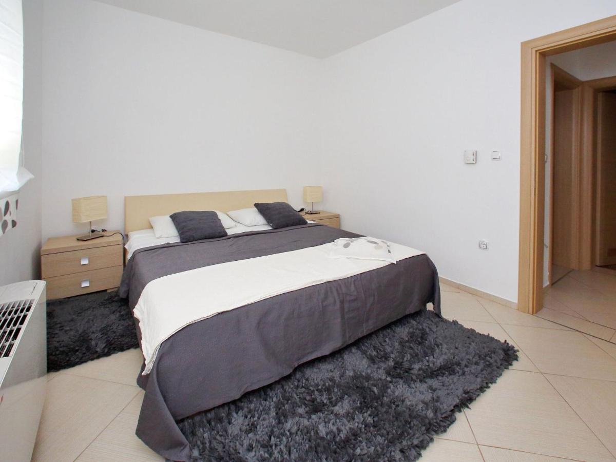 Sun-Kissed Apartment In Bibinje With Garden Quarto foto