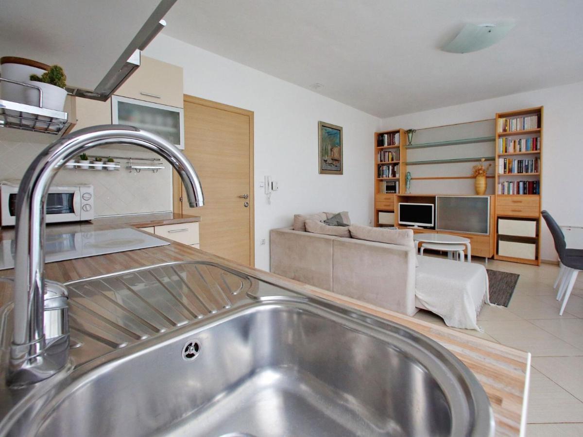Sun-Kissed Apartment In Bibinje With Garden Quarto foto