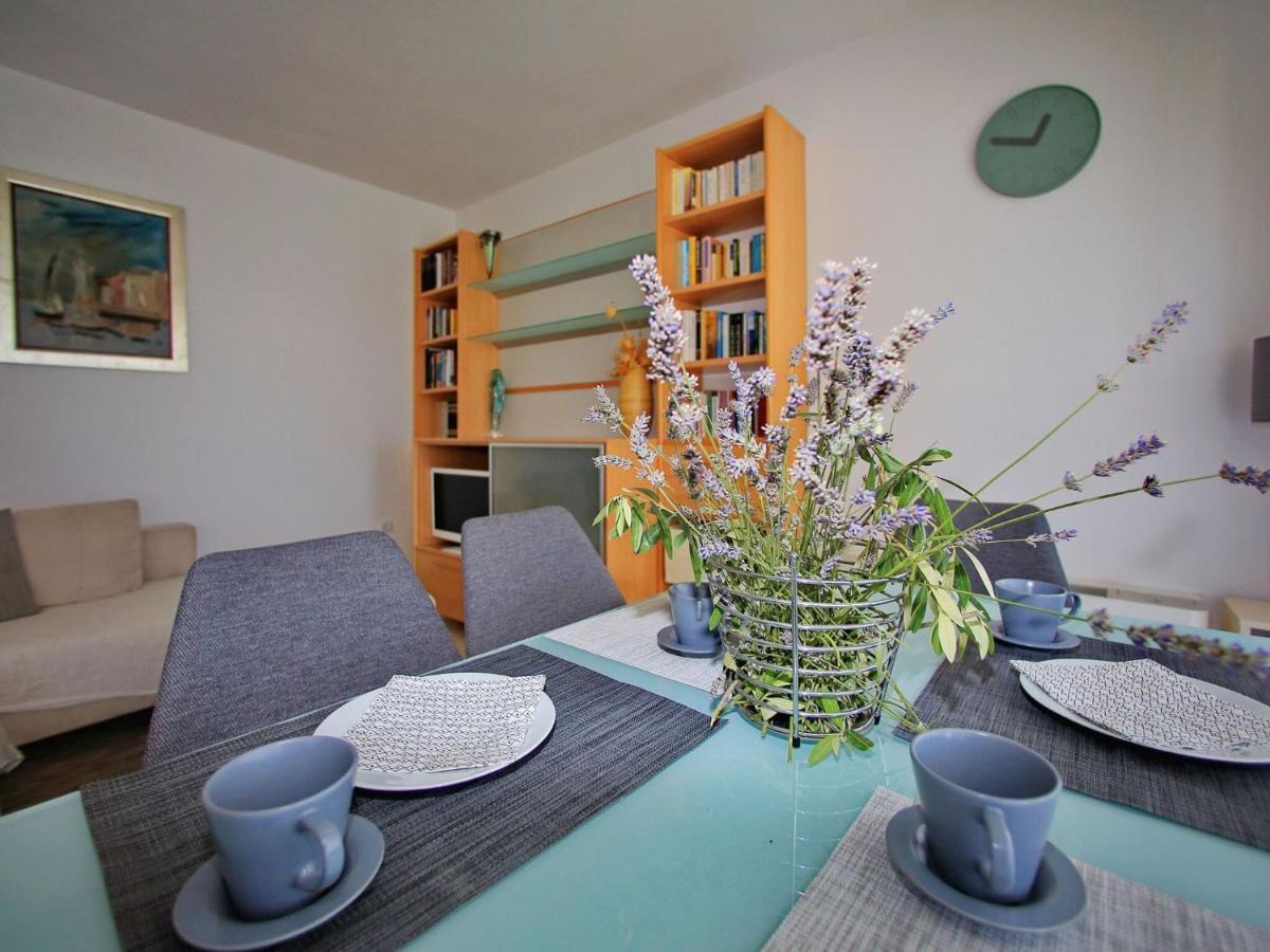 Sun-Kissed Apartment In Bibinje With Garden Quarto foto