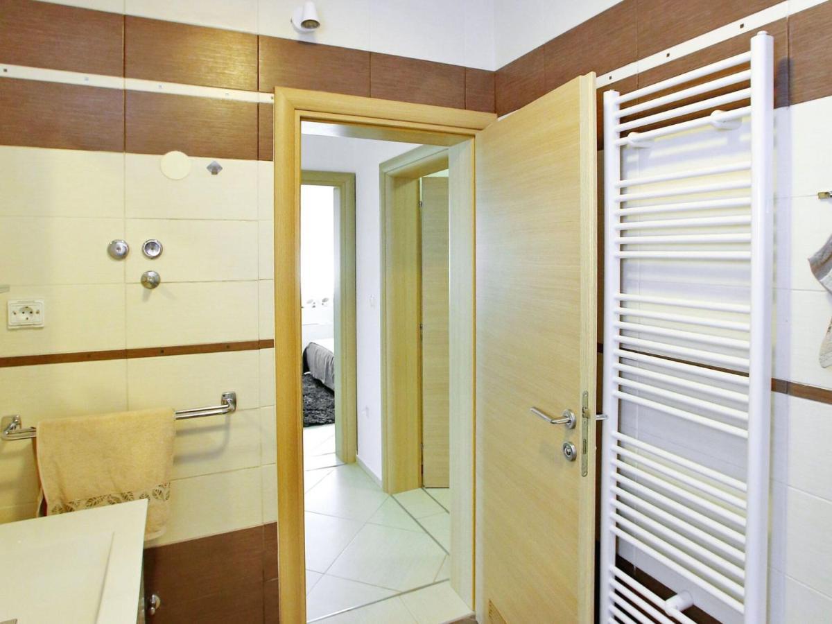 Sun-Kissed Apartment In Bibinje With Garden Quarto foto