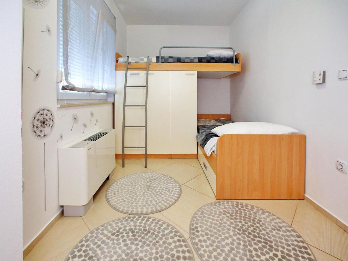 Sun-Kissed Apartment In Bibinje With Garden Quarto foto